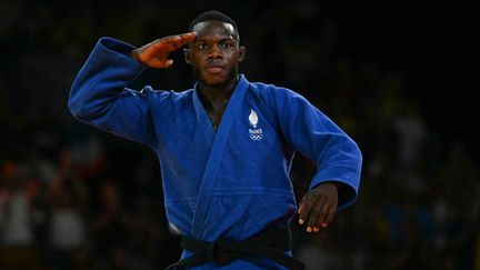 Maxime-Gaël Ngayap Hambou vous salue bien ! Méconnu en début de journée et très loin d'être parmi les favoris à une médaille, le judoka tricolore a brillé tout au long de sa compétition dans la catégorie des -90 kg. Impérial jusqu'en demi-finale avant de chuter, il s'est bien rattrapé pour décrocher sa première breloque olympique. (LUIS ROBAYO / AFP)