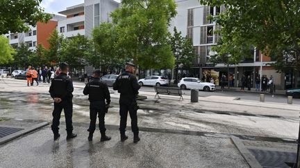 Des policiers surveillent une opération de nettoyage de rue dans le quartier des Grésilles à Dijon (Côte-d'Or), le 16 juin 2020. (PHILIPPE DESMAZES / AFP)