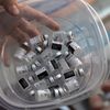 Des doses du vaccin Pfizer-BioNTech contre le coronavirus, le 24 décembre 2020, à Santiago (Chili). (CLAUDIO REYES / AFP)