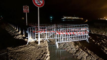 Des barrières ont été posées sur la jetée de la plage de Calais avant l'arrivée de la tempête Eleanor, le 2 janvier 2018. (MAXPPP)