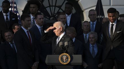 Le président américain Joe Biden avec les Bucks de Milwaukee à la Maison Blanche le 8 novembre 2021 à Washington. (WIN MCNAMEE / AFP)