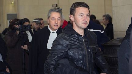 Olivier Besancenot arrive au tribunal de Paris le 29 novembre 2012 pour assister au proc&egrave;s qui l'oppose au distributeur fran&ccedil;ais du Taser, accus&eacute; de l'avoir espionn&eacute;. (JOEL SAGET / AFP)