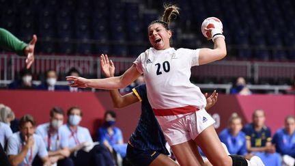 Laura Flippes face à la Suède lors de la demi-finale du tournoi olympique de handball, le 6 août 2021 à Tokyo. (FABRICE COFFRINI / AFP)