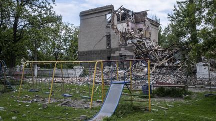 Une école ukrainienne détruite en mai 2022 à Bakhmout (Ukraine). (VIRGINIE NGUYEN HOANG / HANS LUCAS)