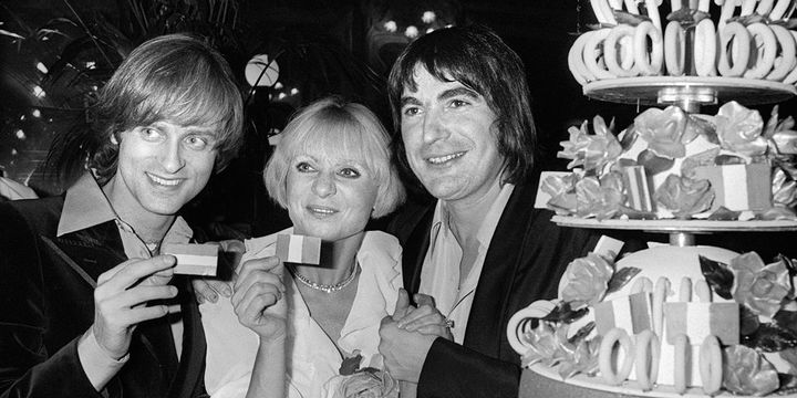 Dave et Serge Lama entourent Annie Cordy après la prestation de cette dernière à l'Olympia le 30 décembre 1975.
 (AFP)