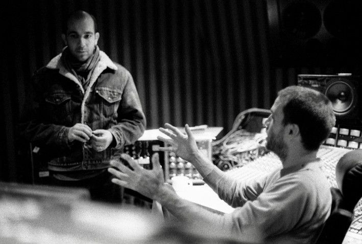 Etienne de Crécy and Philippe Zdar from Motorbass in full discussion in the studio, at the start of the & nbsp;  90s. (LECHOUE)