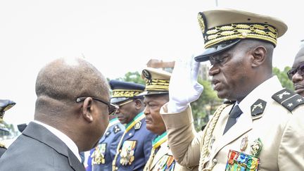 Le général Brice Oligui Nguema décoré par l'ancien Premier ministre Alain-Claude Bilie-By-Nze, le 17 août 2023, à Libreville. (AFP)