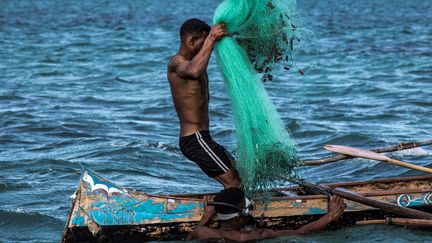 "Les Chinois pêchent le tout-venant et rejettent à la mer des petits poissons morts", s'indigne un pêcheur. La société chinoise Mapro Sud dément et affirme que les mailles de ses filets permettent aux petits poissons de s'échapper. (MARCO LONGARI / AFP)