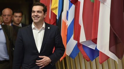 Le Premier ministre de la Gr&egrave;ce, Alexis Tsipras, devant les drapeaux des pays de la zone euro, &agrave; Bruxelles (Belgique), le 7 juillet 2015. (JOHN THYS / AFP)