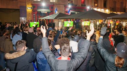 Supporters français et marocains regardant la demi-finale sur la terrasse d'un bar du Vieux-Port de Marseille, le 14 décembre 2022. (MAXPPP)