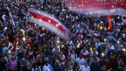 Des manifestants à Minsk (Biélorussie) rassemblés contre la réélection d'Alexandre Loukachenko, le 20 août 2020. (SERGEI GAPON / AFP)