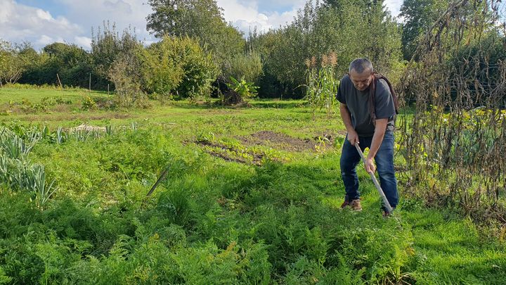 L'agronome Christophe Gatineau, défenseur des vers de terre près de Limoges (Haute-Vienne). Octobre 2024 (BORIS HALLIER / FRANCEINFO / RADIO FRANCE)