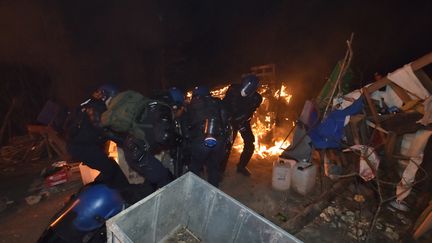 Des gendarmes dans le bois Lejuc, sur une photo diffusée par la gendarmerie nationale, le 22 février 2018 à Bure (Meuse). (GENDARMERIE NATIONALE / AFP)