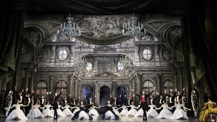 Le Corps de Ballet dans l'acte II avec Éléonore Guérineau, Marine Ganio, Daniel Stokes et Florimond Lorieux. (Svetlana Loboff / Opéra national de Paris)