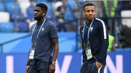 Samuel Umtiti et Corentin Tolisso reconnaissent le terrain avant le quart de finale du Mondial entre la France et l'Uruguay, le 6 juillet 2018 à la Nijni Novgorod Arena (Russie). (FRANCK FIFE / AFP)