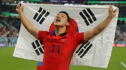 Le joueur sud-coréen&nbsp;Hwang Hee-chan célèbre la qualification de son équipe pour les 8e de finale à l'issue du match contre le Portugal, à Doha (Qatar) le 2 décembre 2022 (ODD ANDERSEN / AFP)