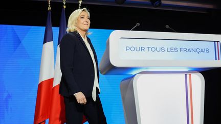 Marine Le Pen s'apprête à&nbsp;prendre la parole après sa défaite, au Pavillon d'Armenonville, à Paris, le 24 avril 2022. (THOMAS SAMSON / AFP)