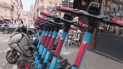 Mobilité : les Parisiens disent "non" aux trottinettes en libre-service (FRANCE 2)