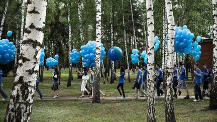 Avec ce reportage, le photographe (lauréat du Prix de la Ville de Perpignan Rémi Ochlik 2016) a pendant trois ans suivi  les jeunes de Slavoutytch, la ville la plus jeune d’Ukraine, née de cette catastrophe, construite au milieu d’une forêt, à 40 km de la centrale accidentée. On peut retrouver ce travail dans un livre «L'Ange Blanc» publié par les Editions Noir sur Blanc. «Je voulais raconter de la manière la plus intime et la plus honnête possible le passage à l’âge adulte dans une ville dont l'existence est limitée dans le temps», explique-t-il dans la «Tribune de Genève» (interview de Fabrice Gottraux). (Niels Ackermann )