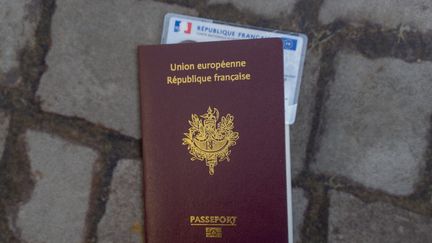 Un passeport et une carte d'identité français (illustration). (CLAIRE SERIE / HANS LUCAS / AFP)