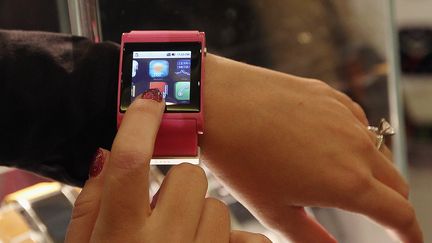 La montre connect&eacute;e de I'm Watch, pr&eacute;sent&eacute;e le 11 janvier &agrave; Las Vegas (Etats-Unis), permet d'utiliser son smartphone depuis son poignet. (BRUCE BENNETT/GETTY IMAGES/AFP)