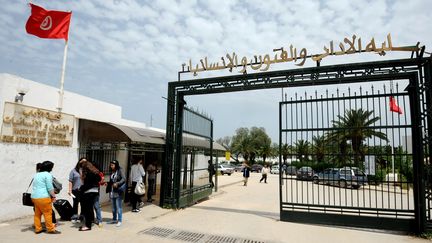 Entrée de l'université à Manouba (Tunisie). (FETHI BELAID / AFP)