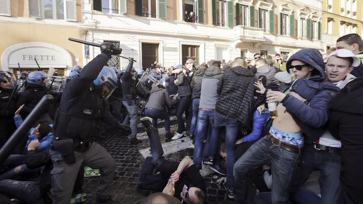 De violents heurts ont oppos&eacute; les forces de l'ordre &agrave; des supporters de Feyenoord, jeudi 19 f&eacute;vrier 2015 &agrave; Rome (Italie). (  REUTERS)