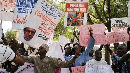 Des partisans du président nigérian, Muhammadu Buhari, lors d'un rassemblement de soutien à la lutte contre la corruption à Abuja, la capitale du Nigeria, le 11 août 2017.  ( next24online/NurPhoto/AFP)