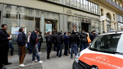 Des Parisiens font la queue pour donner leur sang pour les victimes&nbsp;des attentats de Paris, le 14 novembre 2015. (BERTRAND GUAY / AFP)