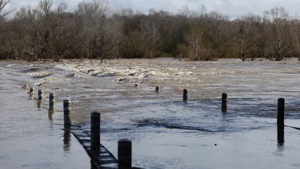 Un pont submergé à Dions dans le Gard dimanche 10 mars après les fortes pluies qui ont touché le sud de la France. (CLEMENT MAHOUDEAU / AFP)