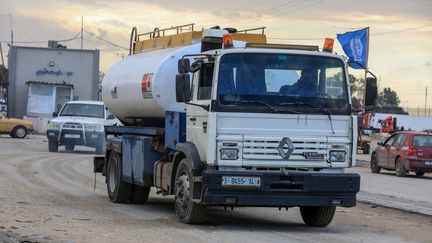 Des camions qui transportent 23 000 litres de carburant arrivent à Rafah, à Gaza, le 15 novembre 2023. (ABED RAHIM KHATIB / ANADOLU / AFP)