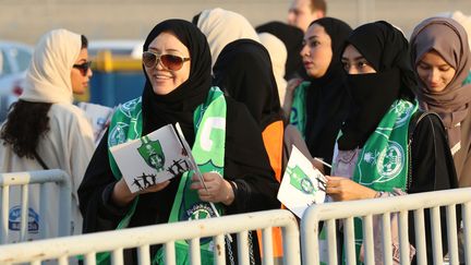 Des supportrices saoudiennes font la queue à l'entrée d'un stade de Jeddah pour assister à un match de football, le 12 janvier 2018. (STRINGER / AFP)