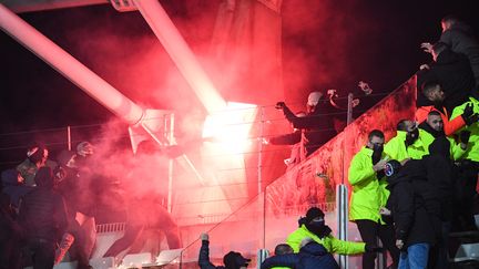 Le match de 32e de finale de Coupe de France entre le Paris FC et l'OL a été définitivement arrêté, après de graves incidents entre supporters au Stade Charléty, le 17 décembre 2021. (BERTRAND GUAY / AFP)