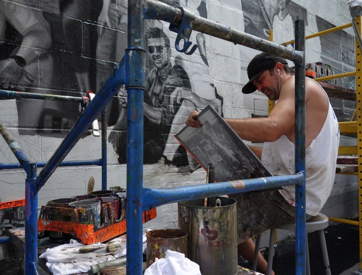 Peintre pour publicités murales à l'oeuvre à New York.
 (DON EMMERT / AFP)