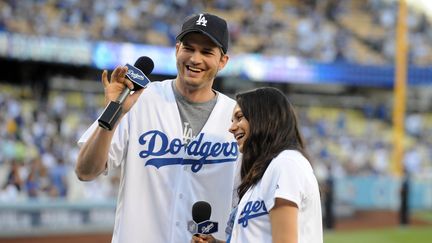 Les acteurs américains Ashton Kutcher et Mila Kunis à Los Angeles (Etats-Unis),le 20 octobre 2016. (USA TODAY SPORTS / REUTERS)