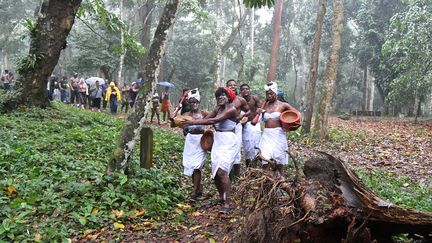 La Côte d’Ivoire compte parmi les pays dont la majeure partie de la superficie est recouverte de forêt. Une réalité qui est un atout primordial pour sa croissance et son bien-être. C’est pourquoi, Jems Koko Bi suggère "non pas un rapport synthétique, mais une culture de l’arbre" explique l'hebdomadaire culturel des villes de la Côte d'Ivoire, La Régionale. Lors de l'inauguration et malgré la pluie, prières, chants et danses ont accompagné la biennale.&nbsp; &nbsp; &nbsp; &nbsp; &nbsp;&nbsp; (SIA KAMBOU / AFP)