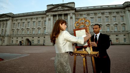 La missive annon&ccedil;ant la naissance du Royal Baby est plac&eacute;e sur un chevalet dans la cour de Buckingham Palace, &agrave; Londres, le 22 juillet 2013. (REUTERS )