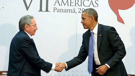 &nbsp; (Barack Obama et Raul Castro avaient scellé le dégel entre leurs pays le 11 avril, avec une poignée de main historique à Panama © MAXPPP)