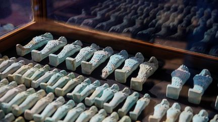 Statuettes trouvées dans un nouveau cimetière datant de la fin de la période pharaonique dans la ville de Minya, dans le sud de l'Egypte, en férier 2018. (SAMER ABDALLAH / DPA)