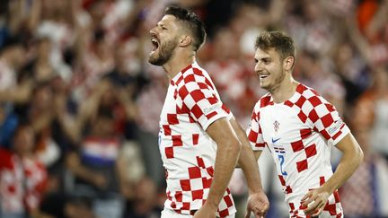 Bruno Petkovic et Josip Stanisic célèbrent le but du premier en prolongation, contre les Pays-Bas, en demi-finale de la Ligue des nations, le 14 juin 2023. (MAURICE VAN STEEN / AFP)