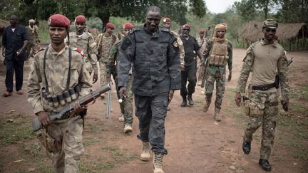 Le leader du groupe armé "Unité pour la paix en Centrafrique" (UPC), Ali Darassa, entouré de ses hommes dans la ville de Bokolobo près de Bambari, le 16 mars 2019. (FLORENT VERGNES / AFP)