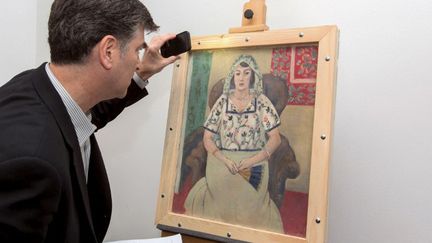 Un expert devant la toile de Matisse "Femme assise" de Matisse, issue de la Collection Cornelius Gurlitt
 (Wolf Heider-Sawall / DPA)