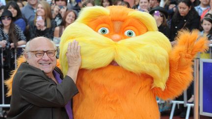 L'acteur am&eacute;ricain Danny DeVito et la marionnette &agrave; qui il pr&ecirc;te sa voix dans "Le Lorax" se rendent &agrave; la premi&egrave;re du film &agrave; Los Angeles (Californie), le 19 f&eacute;vrier 2012. (MARCOCCHI GIULIO / SIPA )