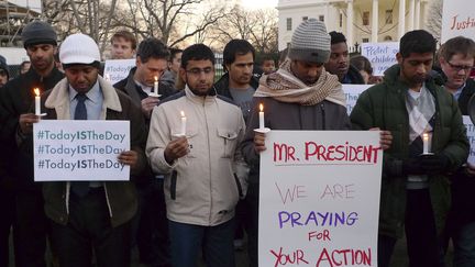 Des partisans de la r&eacute;gulation de la vente des armes &agrave; feu aux Etats-Unis, se sont rassembl&eacute;s devant la Maison-Blanche &agrave; Washington, vendredi 14 d&eacute;cembre.&nbsp; (LARRY DOWNING / REUTERS )