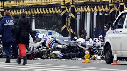 Le v&eacute;hicule a percut&eacute; les motards en stationnement avant de finir sa course dans les grilles du palais royal, &agrave; Bruxelles. (BENOIT DOPPAGNE / BELGA MAG)