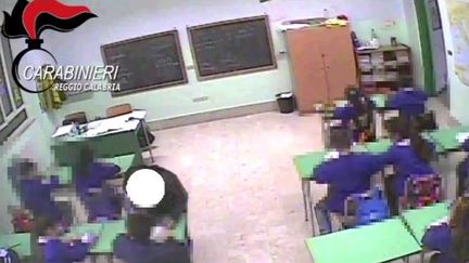 Les images de vidéosurveillance installées par la police calabraise montrent des enfants giflés par leurs enseignantes dans l'école&nbsp; d'Oppido Mamertina, en Calabre (Italie). (BLITZ TV)