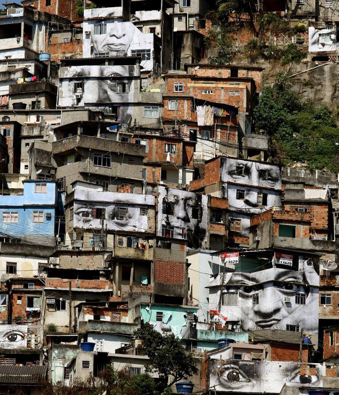 JR : installation à la favela du Morro da Providencia, à Rio, en 2008
 (VANDERLEI ALMEIDA / AFP)