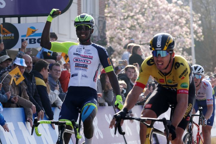 À 21 ans seulement, l'Érythréen&nbsp;Biniam Girmay (Intermarché - Wanty-Gobert Materiaux) lève les bras sur la classique flandrienne Gand-Wevelgem, dimanche 27 mars 2022. (KURT DESPLENTER / AFP)