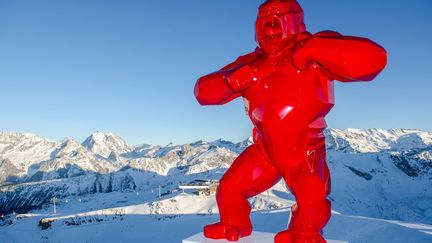 L'artiste français Orlinski est l'autre invité de cette exposition à ciel ouvert. Son immense gorille rouge accueile les skieurs en haut des pistes, à la descente du téléphérique de la Saulire.
 (Galerie Bartoux)