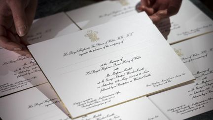 Une invitation au mariage du prince Harry et de Meghan Markle, imprimée dans les ateliers de Barnard et Westwood, le 22 mars 2018, à Londres (Grande-Bretagne). (VICTORIA JONES / AFP)